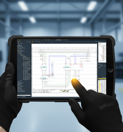 Visualização de esquemas elétricos digitais do WSCAD Brasil em tablet, demonstrando a integração entre engenharia e manutenção no chão de fábrica.